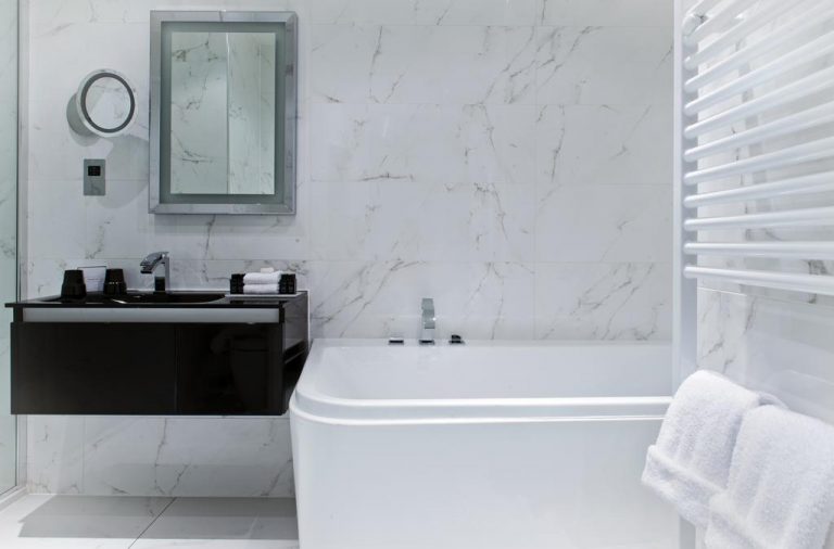 Hotel Colessio Bathroom 768x506