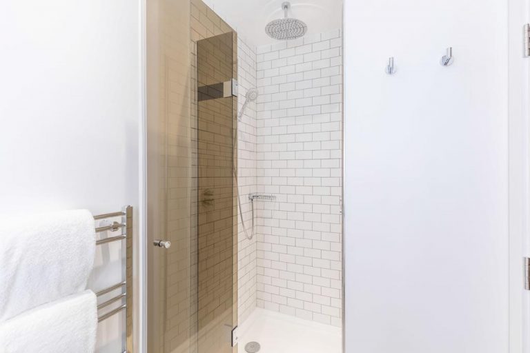 Sandman Signature Aberdeen Hotel Shower 768x512