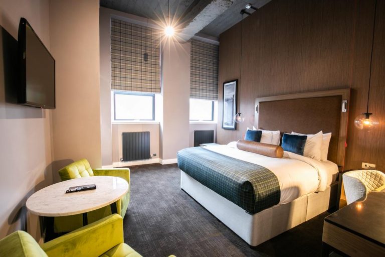 Sandman Signature Aberdeen Hotel room 768x512